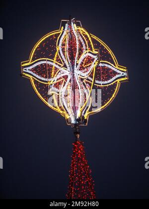 Die Weihnachtsdekorationen in den Straßen von Nerja Spanien sind spektakulär und atemberaubend Stockfoto