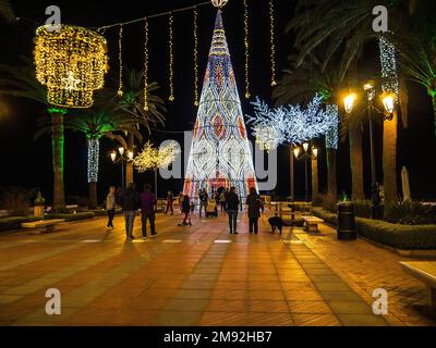 Die Weihnachtsdekorationen in den Straßen von Nerja Spanien sind spektakulär und atemberaubend Stockfoto
