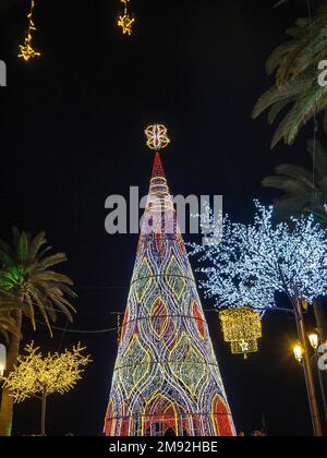 Die Weihnachtsdekorationen in den Straßen von Nerja Spanien sind spektakulär und atemberaubend Stockfoto