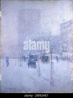 Spätnachmittag, New York, Winter Frederick Childe Hassam (Amerikanisch, 1859-1935). , 1900. Öl auf Segeltuch, 36 15/16 x 29 Zoll (93,8 x 73,7 cm). Frederick Childe Hassam benutzte hier einen Schleier aus blassblauer Farbe, der mit rosa und gelben Daumen unterstrichen wurde, um die umhüllende Atmosphäre eines verschneiten Wintertags zu schaffen. Als erfolgreichster amerikanischer Impressionist hat sich Hassam der Aufnahme von Szenen des modernen Lebens mit einem Gefühl der Unmittelbarkeit verschrieben. Er erreichte diesen Effekt durch schnelle Pinselstriche und Aufmerksamkeit für die evaneszierenden Lichteffekte. Amerikanische Kunst 1900 Stockfoto