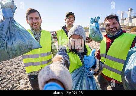 Selfie-Gruppe von Freiwilligen für die Reinigung von Abfällen in der Natur. Stockfoto