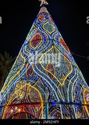 Die Weihnachtsdekorationen in den Straßen von Nerja Spanien sind spektakulär und atemberaubend Stockfoto