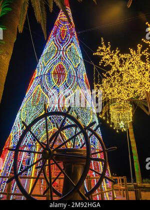 Die Weihnachtsdekorationen in den Straßen von Nerja Spanien sind spektakulär und atemberaubend Stockfoto