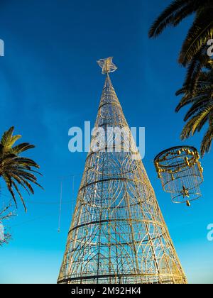 Die Weihnachtsdekorationen in den Straßen von Nerja Spanien sind spektakulär und atemberaubend Stockfoto