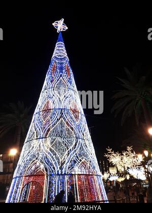 Die Weihnachtsdekorationen in den Straßen von Nerja Spanien sind spektakulär und atemberaubend Stockfoto