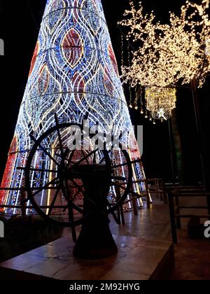 Die Weihnachtsdekorationen in den Straßen von Nerja Spanien sind spektakulär und atemberaubend Stockfoto