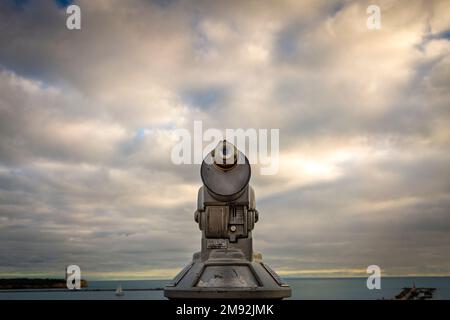 Ein Pay-per-View-Teleskop mit Blick über das Meer in Portimao, Algarve, Portugal Stockfoto