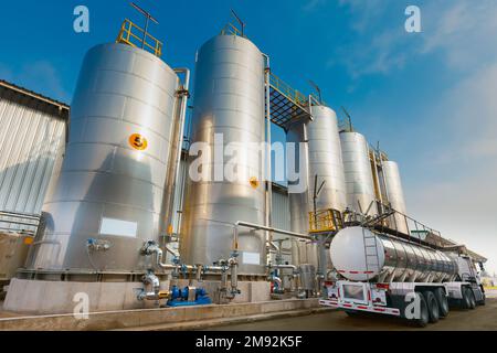 Entladung von Silos mit Chemikalien für die Lebensmittelindustrie Stockfoto