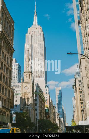 Unter dem Empire State Building in New York City vor blauem Himmel Stockfoto