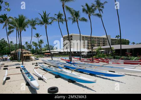 HILO-GROSSE INSEL-HAWAII-22-06-2104. Hawaiianische Boote sind am Strand von san in der Bucht von Hilo auf der Big Island zu sehen. © JOSE ISAAC BULA URRUTIA. Stockfoto