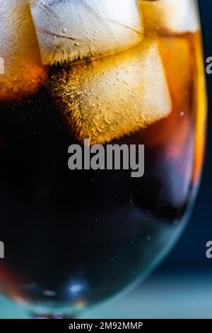 Alkohol-Cocktail Cuba Libre mit Eis im Glas Stockfoto