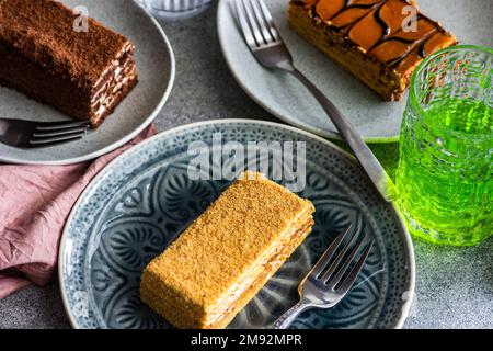 Von oben gibt es eine Auswahl hausgemachter Kuchen, die auf Keramikplatten serviert werden Stockfoto