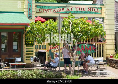 BIG ISLAND-HAWAII-17-06-2104. Touristen genießen ein Eis in einem Café in Kona auf der großen Insel. © JOSE ISAAC BULA URRUTIA. Stockfoto