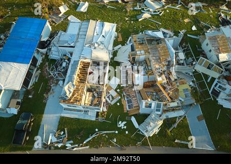 Schwer beschädigte Häuser nach Hurrikan Ian im Wohngebiet Florida. Folgen von Naturkatastrophen Stockfoto