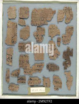 Acht Gruppen von Papyrus-Fragmenten in Demotic und Greek eingeschrieben Acht Gruppen von Papyrus-Fragmenten eingeschrieben in Demotic und Greek, 664 B.C.E. -395 C.E. Papyrus, Tinte, 47.218.17a-3: Größtes Fragment: 2 9/16 x 1 9/16 Zoll (6,5 x 4 cm). Ägyptische, klassische, antike nahe östliche Kunst 664 B.C.E. -395 C.E. Stockfoto