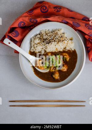 Japanischer Curryreis mit Garnelen Stockfoto