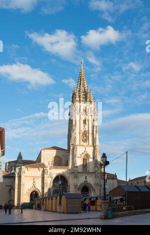 Oviedo, Spanien; 01022023: Weihnachtsmarkt vor der Kathedrale von Oviedo. Blick auf die Kathedrale von Oviedo an einem sonnigen Tag mit zufälligen Menschen. Stockfoto