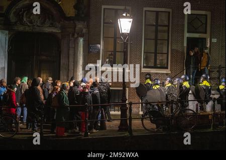 AMSTERDAM - die Polizei greift bei der Besetzung der Universität Amsterdam durch Dutzende von Klimaschutzaktivisten ein. Vor dem ehemaligen Academic Club gibt es Demonstranten, aber auch Aktivisten sind in das UVA-Gebäude eingebrochen. Die Demonstrantengruppe verlangt, dass die UVA nicht mehr mit Shell arbeitet. ANP EVERT ELZINGA niederlande raus - belgien raus Stockfoto