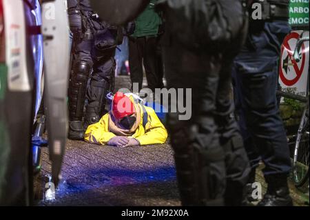 AMSTERDAM - die Polizei greift bei der Besetzung der Universität Amsterdam durch Dutzende von Klimaschutzaktivisten ein. Vor dem ehemaligen Academic Club gibt es Demonstranten, aber auch Aktivisten sind in das UVA-Gebäude eingebrochen. Die Demonstrantengruppe verlangt, dass die UVA nicht mehr mit Shell arbeitet. ANP EVERT ELZINGA niederlande raus - belgien raus Stockfoto