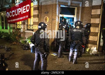 AMSTERDAM - die Polizei greift bei der Besetzung der Universität Amsterdam durch Dutzende von Klimaschutzaktivisten ein. Vor dem ehemaligen Academic Club gibt es Demonstranten, aber auch Aktivisten sind in das UVA-Gebäude eingebrochen. Die Demonstrantengruppe verlangt, dass die UVA nicht mehr mit Shell arbeitet. ANP EVERT ELZINGA niederlande raus - belgien raus Stockfoto