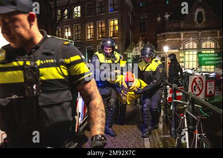 AMSTERDAM - die Polizei greift bei der Besetzung der Universität Amsterdam durch Dutzende von Klimaschutzaktivisten ein. Vor dem ehemaligen Academic Club gibt es Demonstranten, aber auch Aktivisten sind in das UVA-Gebäude eingebrochen. Die Demonstrantengruppe verlangt, dass die UVA nicht mehr mit Shell arbeitet. ANP EVERT ELZINGA niederlande raus - belgien raus Stockfoto