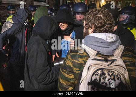 AMSTERDAM - die Polizei greift bei der Besetzung der Universität Amsterdam durch Dutzende von Klimaschutzaktivisten ein. Vor dem ehemaligen Academic Club gibt es Demonstranten, aber auch Aktivisten sind in das UVA-Gebäude eingebrochen. Die Demonstrantengruppe verlangt, dass die UVA nicht mehr mit Shell arbeitet. ANP EVERT ELZINGA niederlande raus - belgien raus Stockfoto