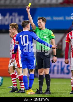 OSS, NIEDERLANDE - JANUAR 16: Gelbe Karte für Fedde de Jong (c) von Jong AZ, ausgestellt von Schiedsrichter Robin Gansner während des niederländischen Keukenkampioendivisie-Spiels zwischen TOP Oss und Jong AZ im Frans Heesen Stadion am 16. Januar 2023 in Oss, Niederlande (Foto von Rene Nijhuis/Orange Pictures) Stockfoto