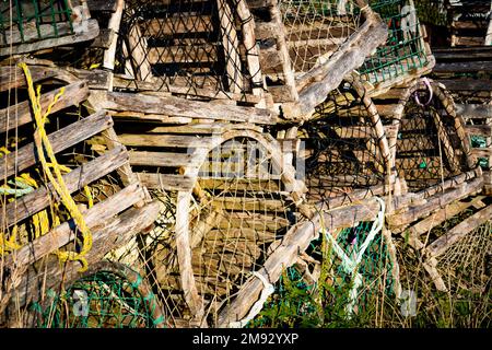 Ein Stapel Hummerfallen aus Holz mit Netztuch für die kommerzielle Fischerei in Neufundland, Kanada.