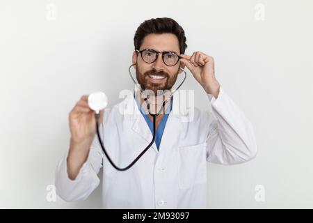 Medizinische Untersuchung. Porträt Eines Gutaussehenden Jungen Arztes Mit Stethoskop Stockfoto