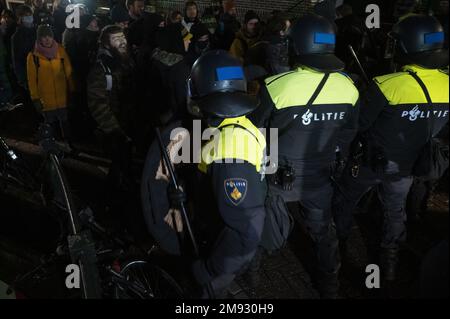 AMSTERDAM - die Polizei greift bei der Besetzung der Universität Amsterdam durch Dutzende von Klimaschutzaktivisten ein. Vor dem ehemaligen Academic Club gibt es unter anderem Demonstranten, aber auch Aktivisten sind in das UVA-Gebäude eingebrochen. Die Demonstrantengruppe verlangt, dass die UVA nicht mehr mit Shell arbeitet. ANP EVERT ELZINGA niederlande raus - belgien raus Stockfoto