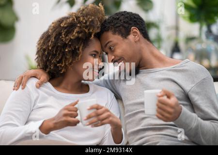 Portrait eines süßen afroamerikanischen Paares, das Kaffee trinkt Stockfoto