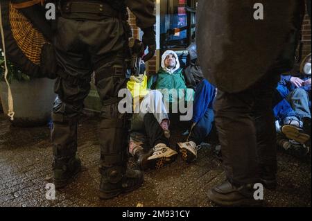 AMSTERDAM - die Polizei greift bei der Besetzung der Universität Amsterdam durch Dutzende von Klimaschutzaktivisten ein. Vor dem ehemaligen Academic Club gibt es Demonstranten, aber auch Aktivisten sind in das UVA-Gebäude eingebrochen. Die Demonstrantengruppe verlangt, dass die UVA nicht mehr mit Shell arbeitet. ANP EVERT ELZINGA niederlande raus - belgien raus Stockfoto