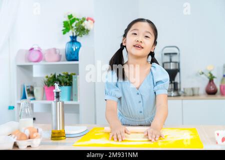 Das kleine Mädchen, das backt Stockfoto