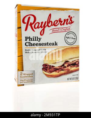 Winneconne, WI - 5. Januar 2023: Ein Paket Rayberns Philly Cheesesteak auf isoliertem Hintergrund. Stockfoto