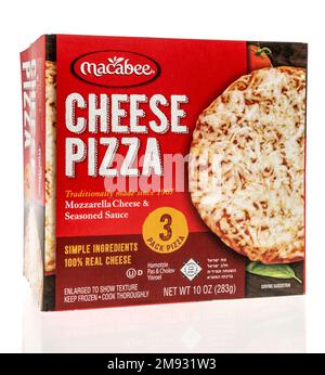 Winneconne, WI - 5. Januar 2023: Ein Paket Macabee Cheese Pizza auf abgelegenem Hintergrund. Stockfoto