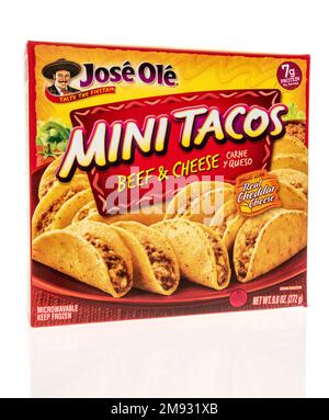 Winneconne, WI - 5. Januar 2023: Ein Paket mit Jose Ole Mini Tacos, Rindfleisch und Käse auf isoliertem Hintergrund. Stockfoto