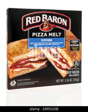 Winneconne, WI - 5. Januar 2023: Ein Paket Red Baron Pizza Melt Peperoni Pizza auf isoliertem Hintergrund. Stockfoto