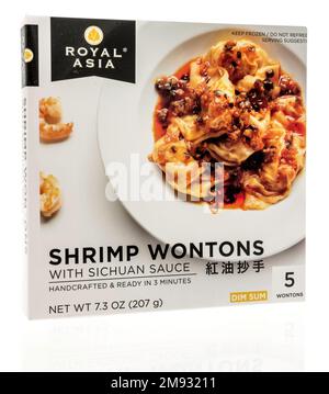 Winneconne, WI - 5. Januar 2023: Ein Paket Royal Asia Shrimp Wontons auf isoliertem Hintergrund. Stockfoto