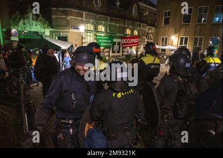 AMSTERDAM - die Polizei greift bei der Besetzung der Universität Amsterdam durch Dutzende von Klimaschutzaktivisten ein. Vor dem ehemaligen Academic Club gibt es Demonstranten, aber auch Aktivisten sind in das UVA-Gebäude eingebrochen. Die Demonstrantengruppe verlangt, dass die UVA nicht mehr mit Shell arbeitet. ANP EVERT ELZINGA niederlande raus - belgien raus Stockfoto