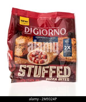 Winneconne, WI - 8. Januar 2023: Ein Paket gefüllter Digiorno-Pizzastiche auf abgelegenem Hintergrund. Stockfoto