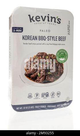 Winneconne, WI - 8. Januar 2023: Ein Paket Kevins Natural Food paleo korean bbq Beef Bulgogi auf einem isolierten Hintergrund. Stockfoto