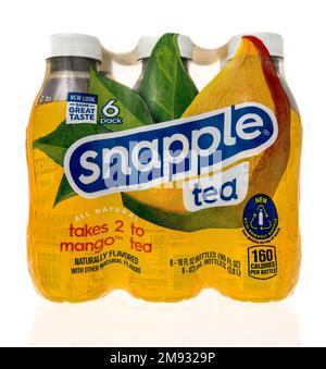 Winneconne, WI - 8. Januar 2023: Ein Paket Snapple Tea Mango Tea auf isoliertem Hintergrund. Stockfoto