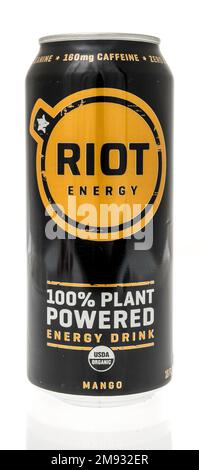Winneconne, WI - 8. Januar 2023: Eine Dose von Riot Energy plant betriebene Energy Drink auf einem isolierten Hintergrund. Stockfoto