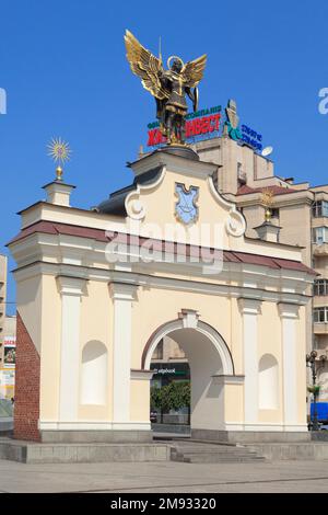 Nahaufnahme der Statue des Erzengels Michael auf dem Pecers Kyj-Tor am Unabhängigkeitsplatz in Kiew, Ukraine Stockfoto