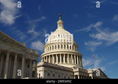 Das Kapitol der Vereinigten Staaten von Amerika in Washington, DC, an einem sonnigen Tag. Stockfoto