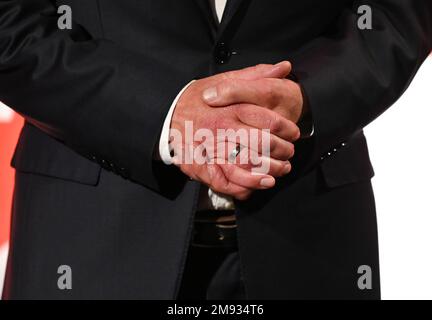 Mainz, Deutschland. 16. Januar 2023. Kanzler Olaf Scholz (SPD) steht nach der jährlichen Auftaktveranstaltung der SPD Rheinland-Pfalz in Halle 45 vor einer Fotowand. Das EPPD Rheinland-Pfalz feiert sein 75. Jubiläum und das zehnjährige Dienstjubiläum des Ministerpräsidenten. Kredit: Arne Dedert/dpa/Alamy Live News Stockfoto