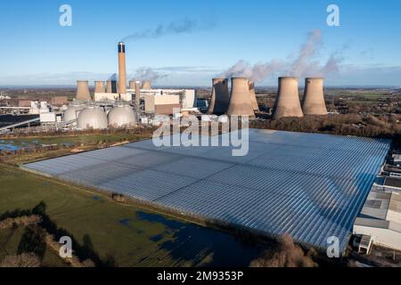 Das Drax Power Station in der Nähe von Selby in North Yorkshire mit Gewächshäusern, die überschüssige Wärme aus der Stromerzeugung nutzen, um Gewächshäuser zu wärmen Stockfoto