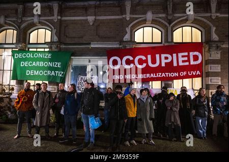 AMSTERDAM - die Polizei greift bei der Besetzung der Universität Amsterdam durch Dutzende von Klimaschutzaktivisten ein. Vor dem ehemaligen Academic Club gibt es Demonstranten, aber auch Aktivisten sind in das UVA-Gebäude eingebrochen. Die Demonstrantengruppe verlangt, dass die UVA nicht mehr mit Shell arbeitet. ANP EVERT ELZINGA niederlande raus - belgien raus Stockfoto