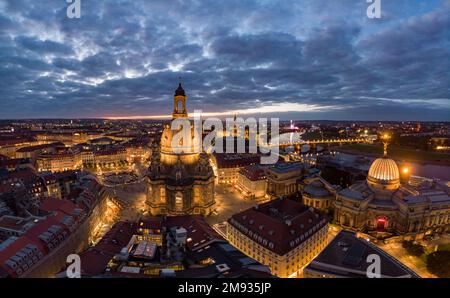 Luftaufnahme über den Dresdner Neumarkt in der Abenddämmerung Stockfoto