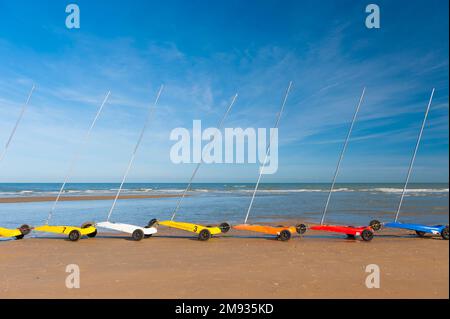 Frankreich, Calvados (14), Cabourg, Sandyachten am Strand Stockfoto